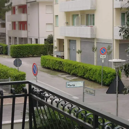 Apartman Cozy Flat With Private Garden Next To The Sea *