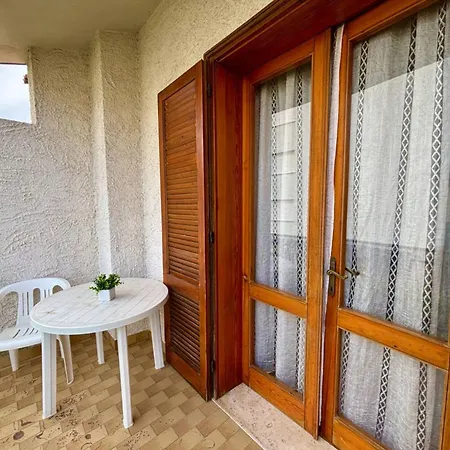 Cozy Flat With Private Garden Next To The Sea דירה