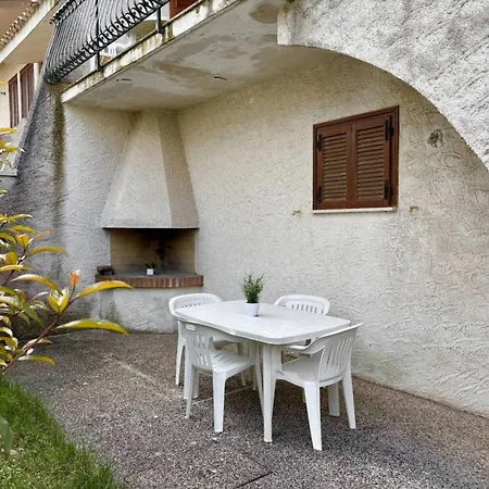 Cozy Flat With Private Garden Next To The Sea דירה