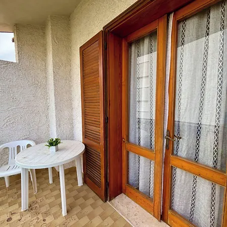 Cozy Flat With Private Garden Next To The Sea דירה