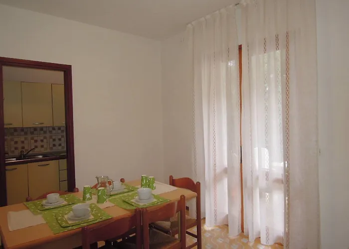 Cozy Flat With Private Garden Next To The Sea 비비오네