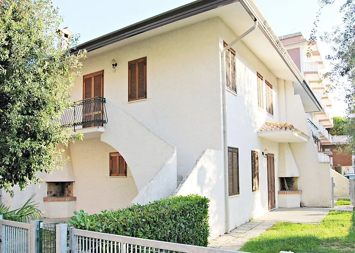 Cozy Flat With Private Garden Next To The Sea 아파트