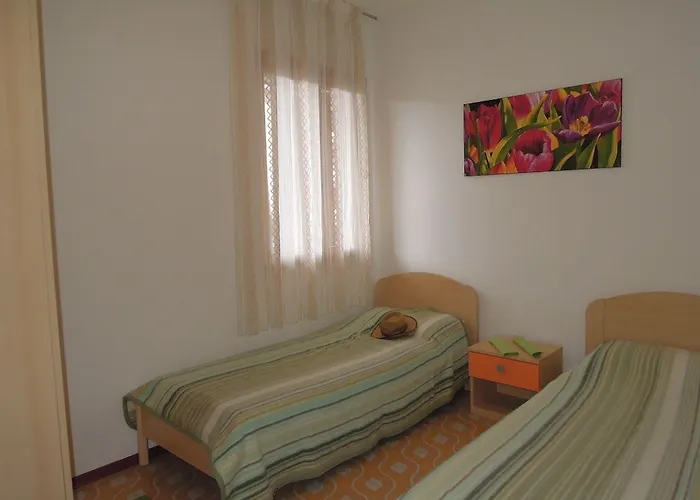 Cozy Flat With Private Garden Next To The Sea 비비오네